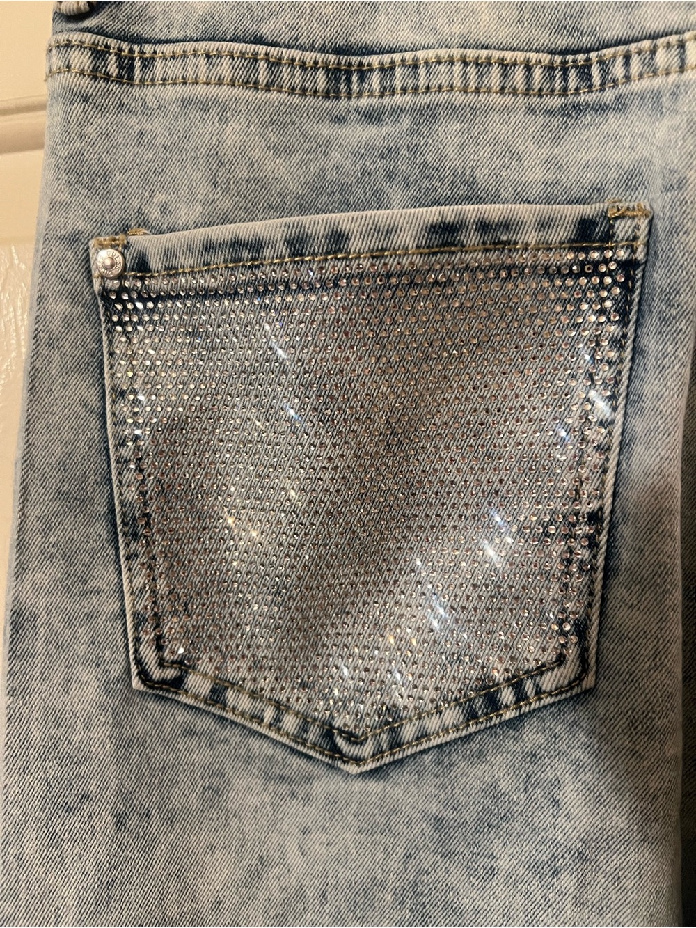 NWOT GUESS Light Blue Acid-Wash Wide Leg Jeans with Rhinestone Back Pockets s 27